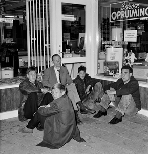 126393 Afbeelding van wachtende klanten voor de deur van Radio Actief (Catharijnesingel 21) te Utrecht om bij de ...